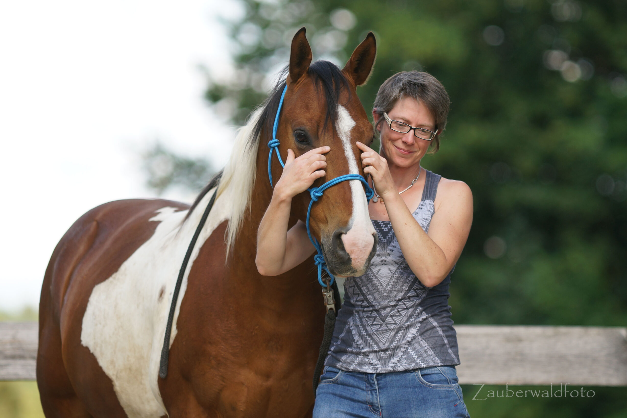 Julia Weyh mit braun weißem Pferd